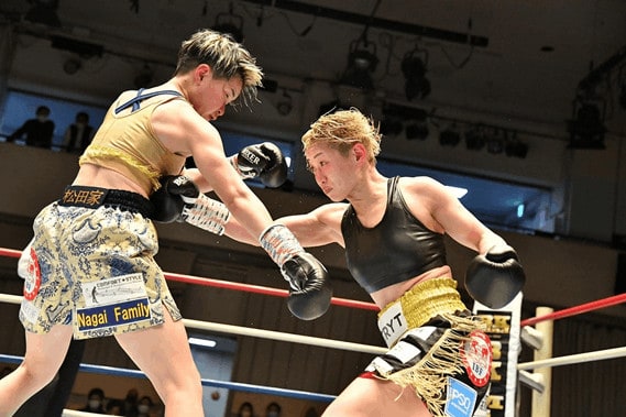 Eri Matsuda (L) contra Ayaka Miyao (W)